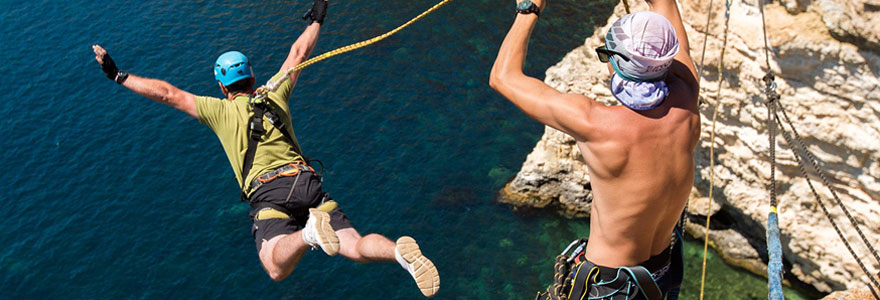 Faire du saut à l'élastique